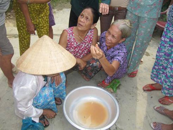 Theo ông Văn Đình Câu, Trưởng Ban Công tác mặt trận thôn Vân Thê Đập, những sinh vật này giống con đỉa nên đã báo cáo lên UBND xã Thủy Thanh. Bà Nguyễn Khoa Hoài Hương, Trưởng ban Quản lý chợ Đông Ba, cho biết hiện vẫn chưa xác định được giống vật lạ đó xuất phát từ gói bim bim hay là từ nguồn nước. Chúng tôi đã làm thử và không thấy sự việc tương tự.