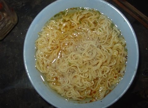 Vào cuối năm 2012, trên các trang mạng xã hội rộ lên thông tin mỳ gói có đỉa khiến người dân vô cùng hoang mang. Tiêu biểu, vào tháng 8/2013, thông tin mỳ tôm có sinh vật lạ cũng lại rộ lên khi bà Nguyễn Thị Xuân (Hà Tĩnh) pha cho con trai bát mỳ và phát hiện ra. 