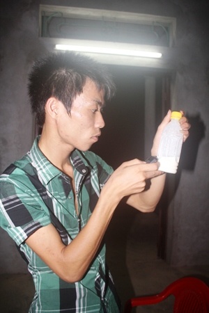 Các hộp sữa còn lại gia đình chị Hồng đã nộp cho CQCSĐT để tiến hành xác minh. Ngay sau khi thông tin sự việc được lan truyền, rất đông người dân đã kéo tới nhà chị Hồng để được chứng kiến và để tận mắt thấy những con đỉa có trong những hộp sữa mà gia đình chị Hồng đã mua về.