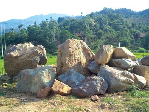 Những khối đá phong thủy thô đang được tập kết chuẩn bị vào xưởng chế tác.