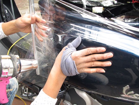 Đừng chần chừ với việc dán keo xe.