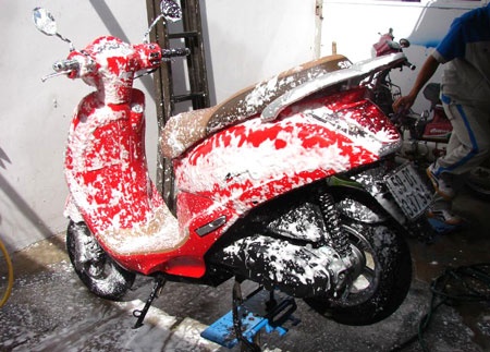 Thường xuyên rửa xe sạch sẽ.