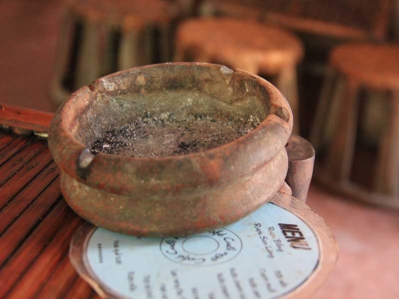 Những chiếc gạt tàn bằng gỗ và menu làm hình chiếc đĩa nhạc đã hơn 10 năm.