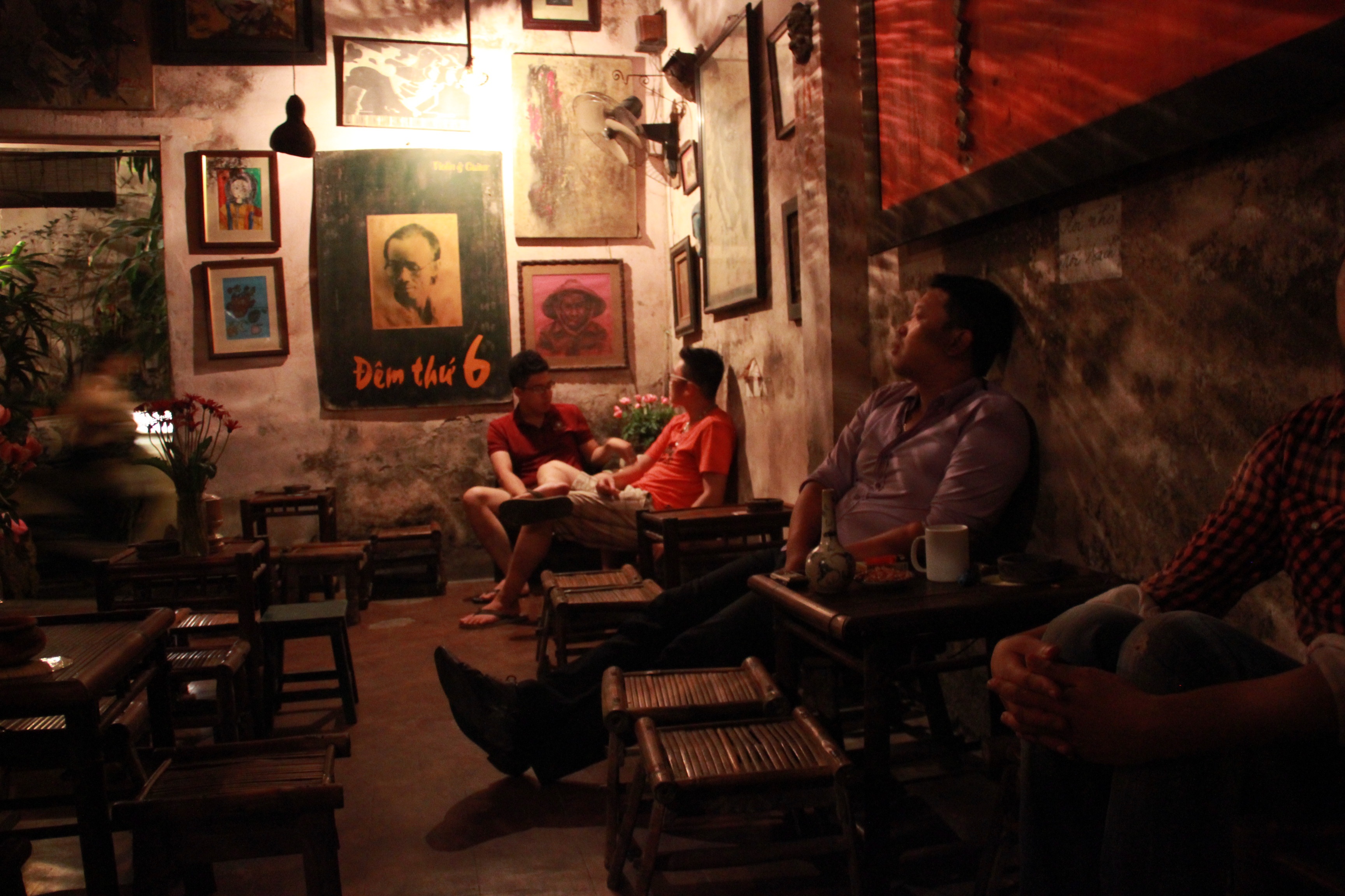 20.000 dong/ly ca phe o quan nong thon giua long Ha Noi hinh anh