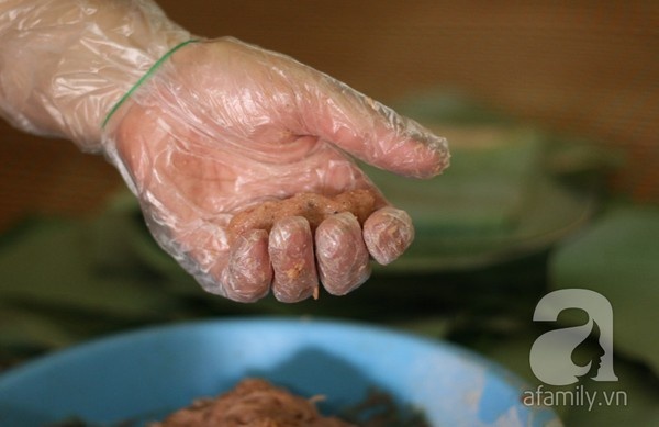 Sau khi trộn bì lợn thái sợi và thịt nạc cùng gia vị với nhau, những người làm nem chua tiến hành gói. Tại một số cơ sở lớn thường sử dụng máy đùn nem sẽ có tỉ lệ chính xác, nhưng với cơ sở nhỏ, họ vẫn sử dụng cách làm thủ công làm nắm ước chừng cho mỗi chiếc nem.