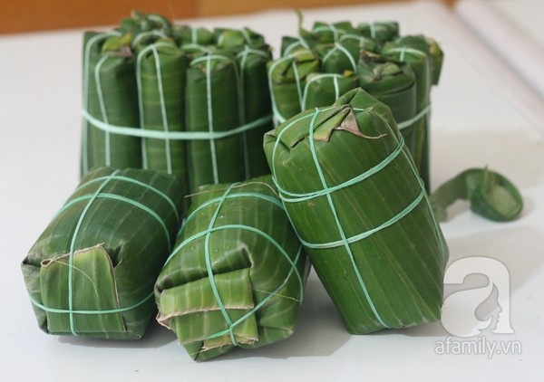 Sau khi chiếc nem được nêm chặt sau nhiều lớp lá chuối và cố định bởi chiếc vòng nịt thì khoảng 3-4 ngày nem sẽ lên men làm chín thịt, khi đó chiếc nem sẽ bám chặt, kết dính lấy nhau thành một khối. Sau khi nem chín và ăn được nếu người tiêu dùng muốn để lâu hơn có thể bảo quản trong tủ lạnh. Ngoài nem chua thông thường, cơ sở này còn chế biến cả nem nắm và nem nướng. 