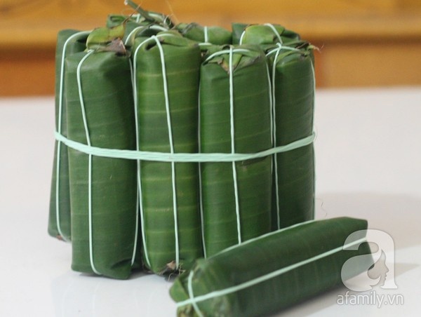 Giá cho mỗi chục nem chua là 20.000 đồng, nem nắm giá 25.000 đồng/chiếc. Theo chủ cơ sở này thì ở nhiều nơi bán giá cao hơn hoặc thấp hơn nhưng chất lượng cũng khác nhau, tuy nhiên tại đây nem chủ yếu bán cho bà con trong huyện, một phần phục vụ khách phương xa. Do tính chất là người ở làng, ở huyện và làm chủ yếu theo đơn đặt hàng của người cùng huyện, quen biết nên chất lượng là thứ những cơ sở nhỏ kiểu này đặt lên hàng đầu. Đây cũng là lý do vì sao món nem này được người gốc Thanh Hóa khuyên, nên mua qua người quen, cơ sở quen chứ đừng mua 