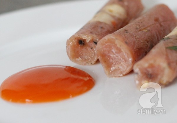 Để làm ra một chiếc nem chua ngon tuyệt thế này thì người làm nghề phải trải qua nhiều công đoạn. Một trong những công đoạn khá quan trọng đó là lựa chọn thịt nạc, bì lợn và chế biến.