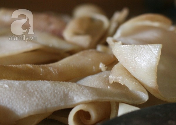 Thành phần chính của nem chua là bì lợn và thịt nạc xay nhuyễn. Đối với bì lợn phải chọn bì phần thân lợn mới đảm bảo độ giòn, đặc biệt bì phần bụng không thể làm được. Người chủ cơ sở này nói, sở dĩ người làm nem mua cả phần mỡ bụng vì như thế cho rẻ, phần thừa có thể làm thức ăn cho gia cầm, cá...