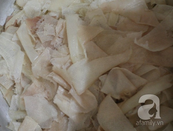 Bì lợn sau khi được lọc sạch mỡ, cạo thật sạch lông sẽ được đưa vào máy cán mỏng... Trao đổi với chúng tôi, chủ cơ sở cho biết: 