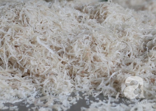 Tiếp theo sẽ được cho vào máy thái sợi.