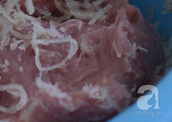 Thịt nạc phải chọn loại thịt mông hoặc thịt bắp và được xay nhuyễn trước khi trộn cùng với bì lợn thái sợi.