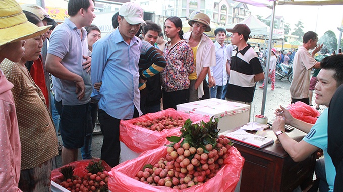 Trai cay mua... doi cho hinh anh