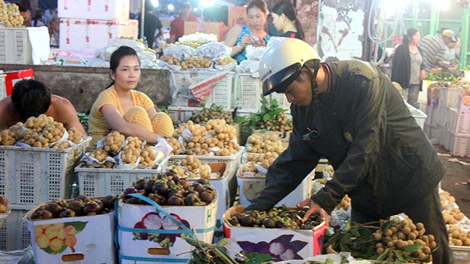 Bòn bon và măng cụt Thái Lan cũng ế ẩm và rớt giá khi đổ về chợ nhiều.