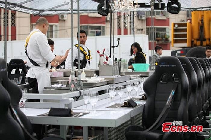   Thức ăn được chuẩn bị bên dưới mặt đất