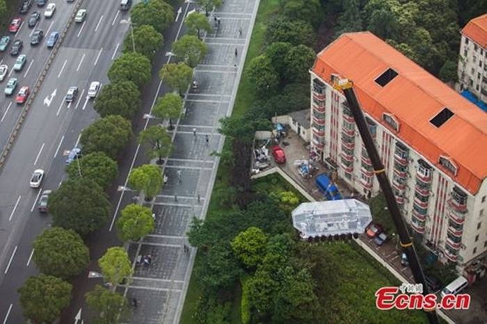   Sau đó khách được 1 cần cẩu kéo lên trời. Khu vực đặt bàn ăn có mái che tránh mưa, nắng