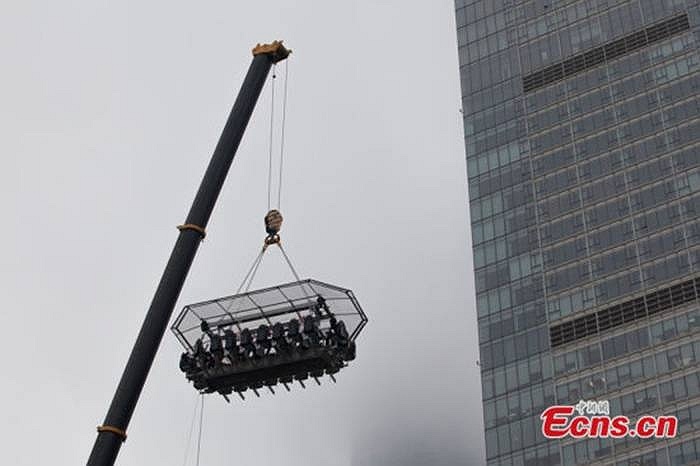   Mỗi khách sẽ được đeo dây an toàn để cố định tại chỗ