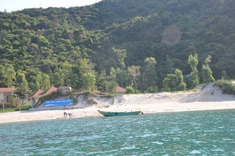 Du khách chỉ cần bỏ ra 200.000 đồng mua vé khứ hồi (đi tàu cao tốc) hoặc 5 triệu đồng (ca nô) để ra đảo của lao Chàm.