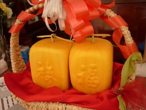 Chữ Phúc giá 3,5 triệu đồng/cặp, chữ Phúc - Lộc giá 4 triệu đồng/cặp.