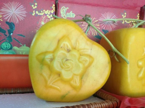 Câu lạc bộ cũng tạo hình được loại dưa hấu trái tim, được bán với giá 4 triệu đồng/cặp. 