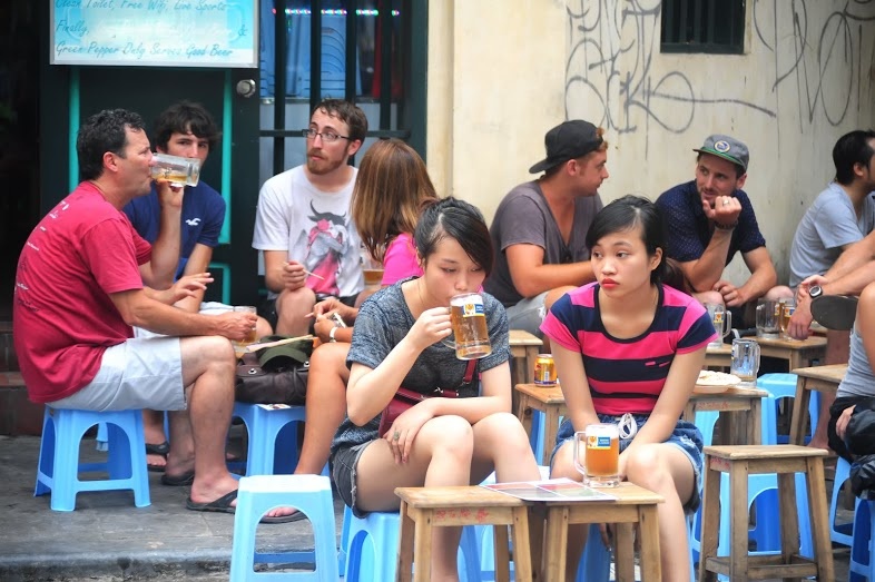 Bia co ngoi ghe nhua 5.000 dong/coc hut khach Ha Noi hinh anh