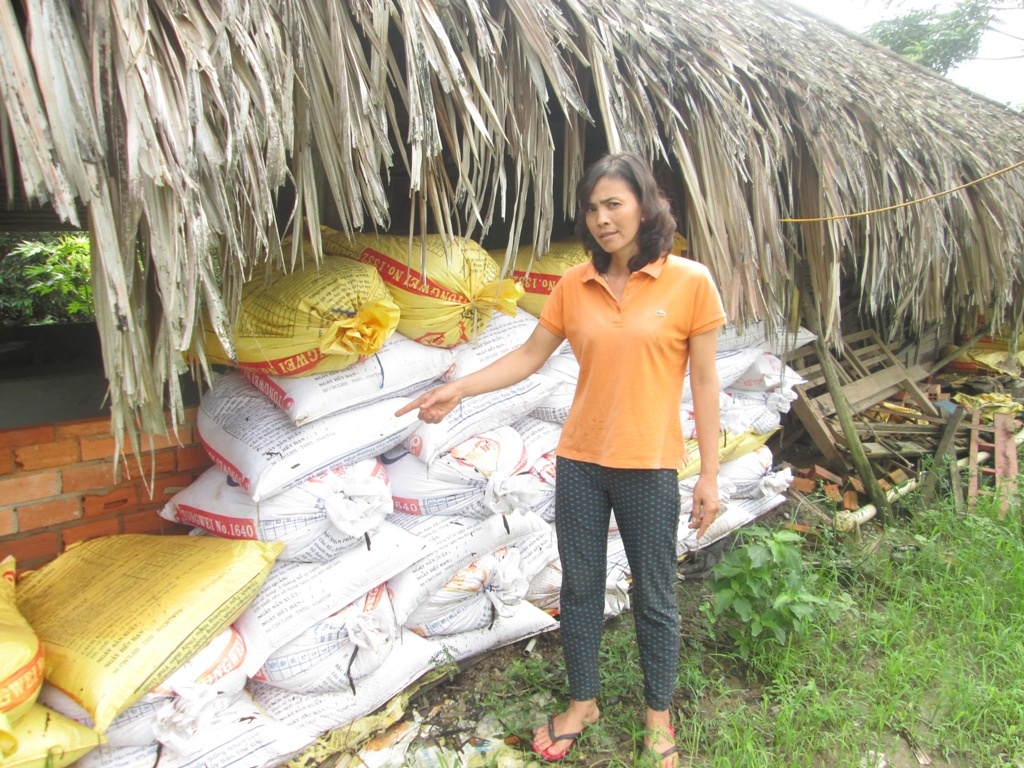 Chị Hồng, Làm nghề kinh doanh thức ăn ở Vị Thủy - Hậu Giang đã nhiều năm và cung cấp cho hàng trăm hộ nuôi cá, chủ cửa hàng bộc bạch: “Tính đến nay đã 8 năm, bán thức ăn cho 150 hộ nuôi cá rô đầu vuông, lúc đỉnh điểm lên đến 300 hộ, nhưng qua năm 2014 số hộ nuôi chỉ còn 150 hộ và vài tháng nữa sẽ còn giảm hơn rất nhiều”. 