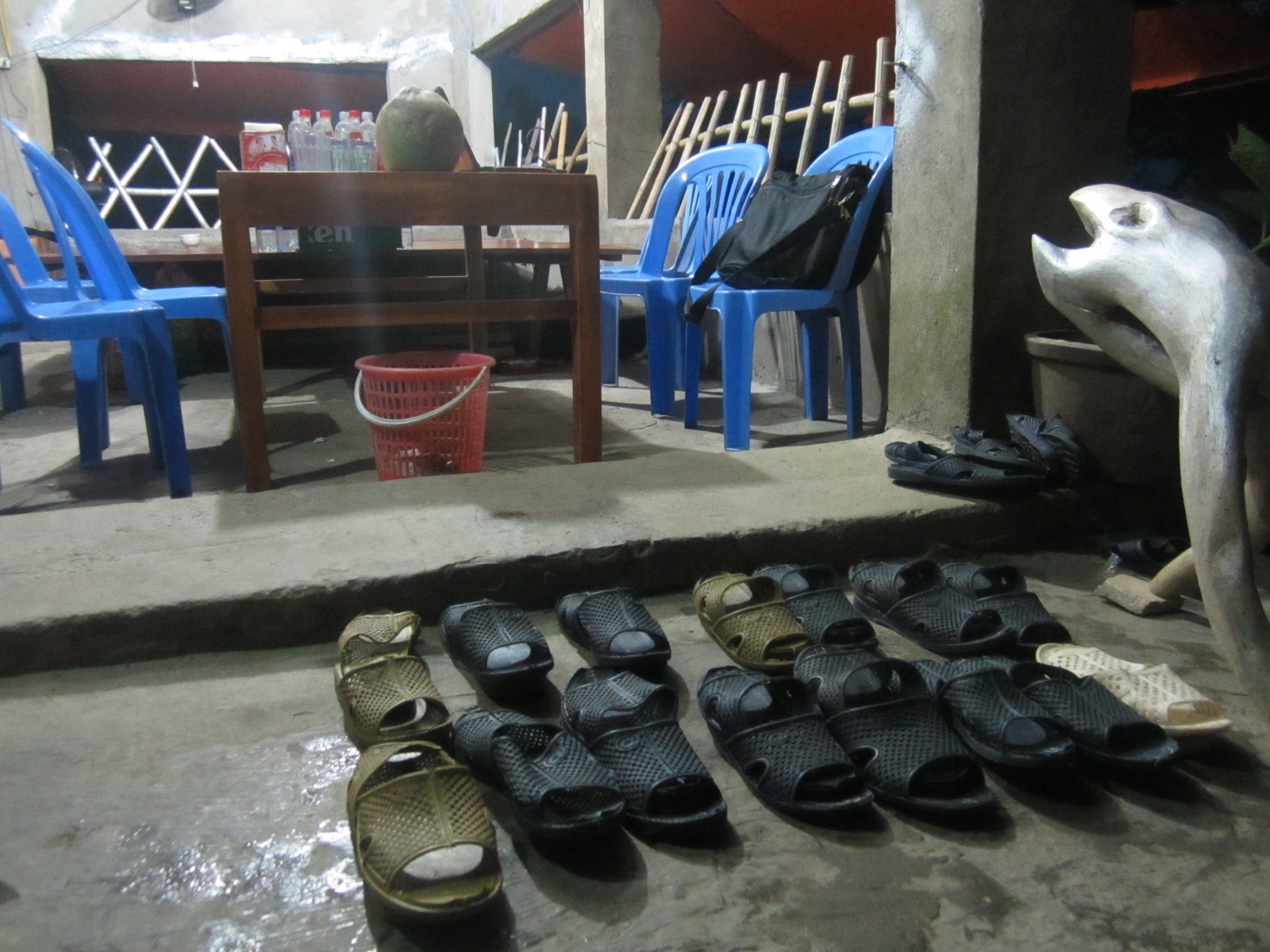 Giá thuê mỗi đôi dép tại khu du lịch Thác Bạc dao động 1.000 đến 5.000 đồng/đôi. Ảnh: