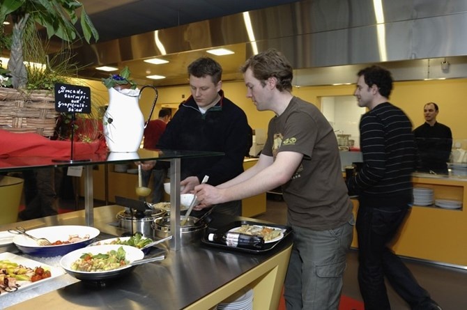 Không bao giờ thiếu đồ ăn ngon. 