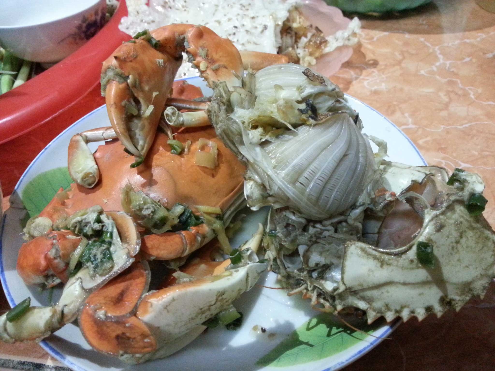 Thro chị An, sau khi hấp bia cua biển ẹp, gạch có mùi tanh.