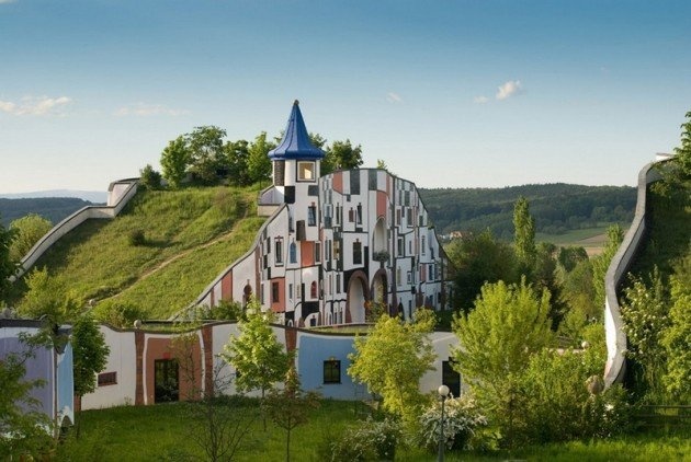 1. Bad Blumau, Austria Các Rogner Bad Blumau được thiết kế bởi Friedensreich Hundertwasser và kết hợp với dịch vụ điều trị, phòng tắm hơi, một khách sạn và một công viên tạo nên một tổng thể nghệ thuật hài hòa, bền vững