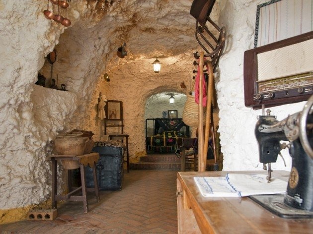 1. House Cave, Sacromonte, Spain Đó là một hang động quyến rũ với một khu vườn tươi tốt và sân thượng đối mặt với Alhambra. Không gian phân chia thành ba phòng cá nhân, hai là phòng đôi và một là phòng đơn. Các hang động được đặt trên Trung tâm của khu phố chính hãng của Sacromonte, 5 phút đi từ những nơi đặt biểu tượng cho flamenco : La Venta El Gallo, El Carmen de la Cuevas, La Bulería, Escuela Flamenca Manolete y El Centro de Interpretación del Sacromonte.