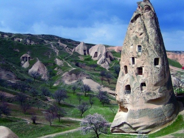 1. Cave homes, Cappadocia, Turkey Cappadocia là một khu vực lịch sử ở miền Trung Anatolia, chủ yếu ở tỉnh Nevşehir, ở Thổ Nhĩ Kỳ. Tên gọi này được truyền thống được sử dụng trong nguồn Kitô giáo trong suốt lịch sử và vẫn được sử dụng rộng rãi như là một khái niệm du lịch quốc tế để xác định một khu vực kỳ quan thiên nhiên đặc biệt, đặc biệt là đặc trưng bởi ống khói cổ tích và một di sản lịch sử và văn hóa độc đáo