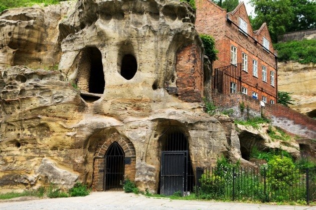 1. Caves in Nottingham, England Là một điểm thu hút du khách ở Nottingham trong đó bao gồm một mạng lưới các hang động được chạm khắc bằng đá sa thạch đã được sử dụng nhiều cách khác nhau trong những năm qua như một xưởng thuộc da, hầm ngôi nhà công cộng, và như một shelte cuộc không kích