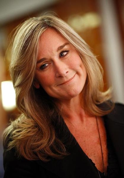 Trong cương vị là giám đốc điều hành của Burberry, 1 công ty chuyên về hàng may mặc, phụ kiện và sản phẩm sang trọng hàng đầu của Mỹ, Ahrendts chính là sức mạnh đằng sau mức doanh thu 2.9 tỷ đô la hàng năm.