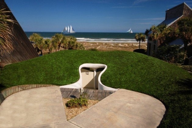 1. Dune House, biển Atlantic Ngôi nhà với mái che nhỏ này nằm ở bãi biển Đại Tây Dương, Florida. Đây là ngôi nhà kép của hai ngôi nhà thiết kế song song giống hệt nhau với diện tích mỗi ngôi nhà là 69.7m. Chúng được xây dựng vào năm 1975 bởi kiến trúc sư William Morgan, với mục đích cho khách du lịch thuê. Bản thân ông ấy sống ngay bên cạnh nên ông không muốn ngôi nhà mới ngăn tầm nhìn ra đại dương của mình, và ưa thích bảo tồn vẻ đẹp phong cảnh tự nhiên. Giải pháp của Morgan là ông chôn ngôi nhà trong một cồn cát hiện có, mà hầu như không thể nhìn thấy từ ngoài phố.