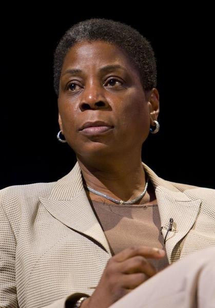 Chủ tịch kiêm giám đốc điều hành của Xerox vẫn đang cố gắng tái cơ cấu lại công ty chuyên về máy in và máy photocopy  thành 1 công ty dịch vụ. Những dịch vụ như quản lý giao dịch  vé điện tử, phí đường xá và đỗ xe chiếm 1 nửa tổng doanh thu của công ty này.