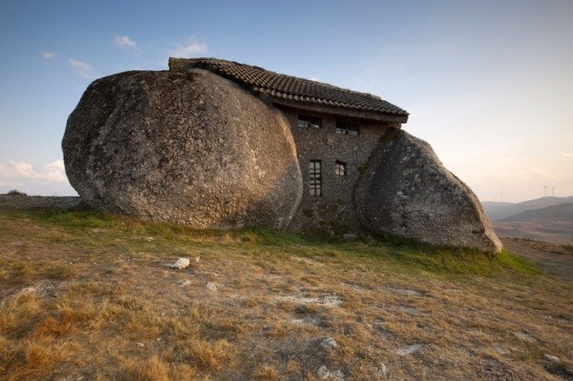 1. Nas montanhas de Fafe, Portugal Ngôi nhà bằng đá kỳ lạ này, được chụp lại trong Nas montanhas de Fafe ở Bồ Đào Nha, dường như là nơi hoàn hảo để nghỉ ngơi. Giống như hầu hết những ngôi nhà hiện đại, nó có một cửa trước, mái nhà, và sự lựa chọn các cửa sổ - trong khi các tảng đá hình cầu khổng lồ trên mặt dốc lên của ngôi nhà và có hình dạng muỗng khiến chúng ta có cảm giác như sống ở thời tiền sử