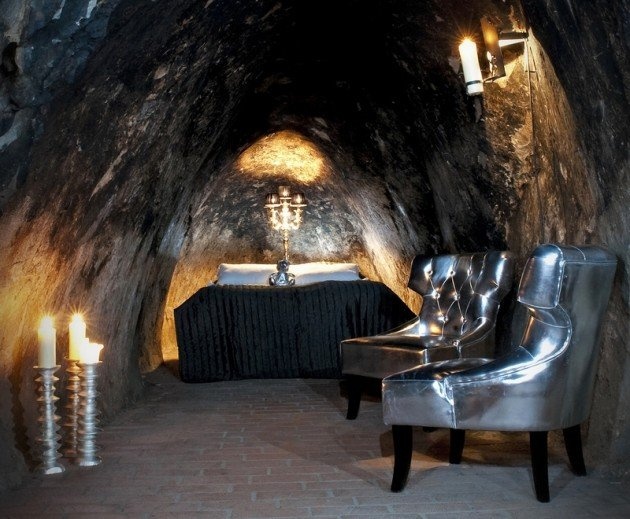 1. Sala Silvermine, Sweden Ngôi nhà này nằm ở độ sâu 155 m dưới mặt đất và được bao quanh bởi các phòng trưng bày quanh co và ly kỳ.