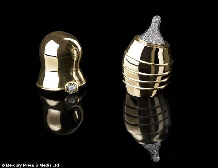 Điều đặc biệt là những bà mẹ triệu phú, tỷ phú còn có thể chiều lòng con cưng của họ bằng cách đặt mẫu chạm khắc bình sữa và ty giả theo ý riêng của mình. 