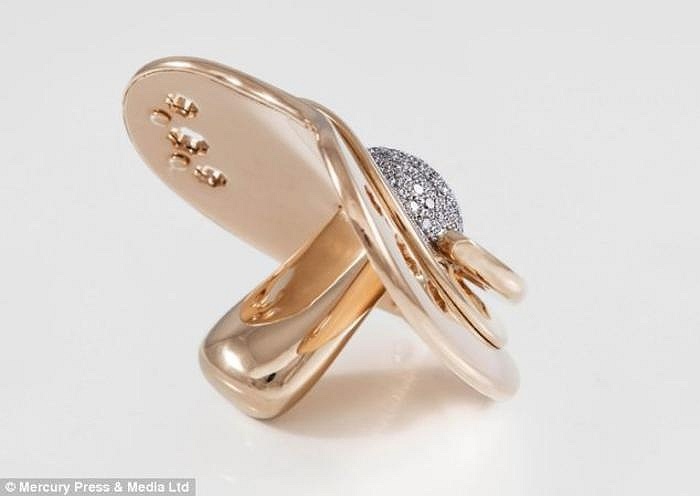 Đây quả thực là quà tặng cực kỳ xa xỉ dành cho những em bé triệu USD. Đối với giới siêu giàu, dường như không có giới hạn nào cho những món đồ hàng hiệu giá cao ngất ngưởng như thế này. 