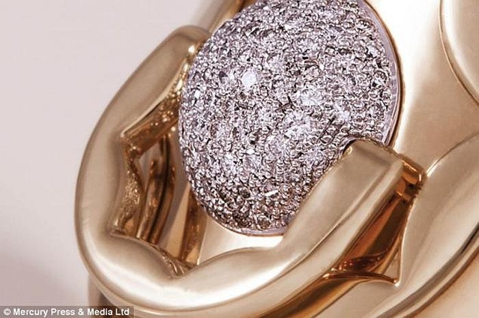 Cận cảnh phần kim cương lấp lánh được nạm trên chiếc ty giả có giá trị tương đương một gia tài.