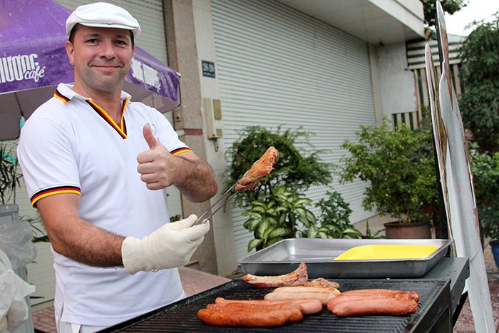 Tay 'do bo' ban xuc xich nuong o via he Sai Gon hinh anh