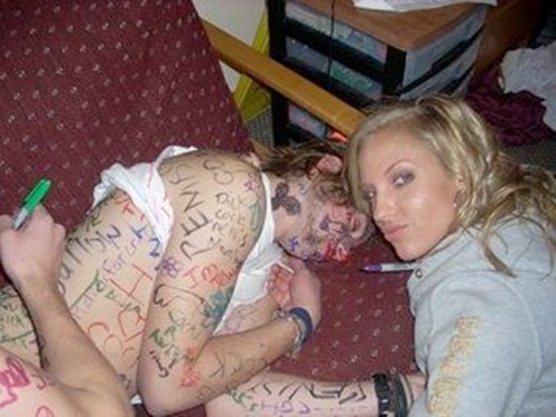 16 nguoi bi mat viec vi Facebook hinh anh