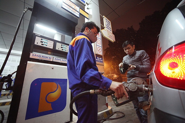 Gia xang tang them 410 dong/lit, lap muc cao ky luc moi hinh anh