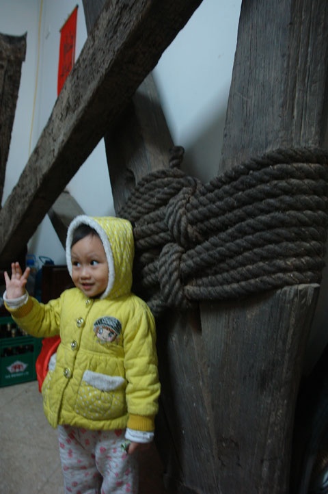 Cháu nội của ông Địch bên cổ vật của ông nội.