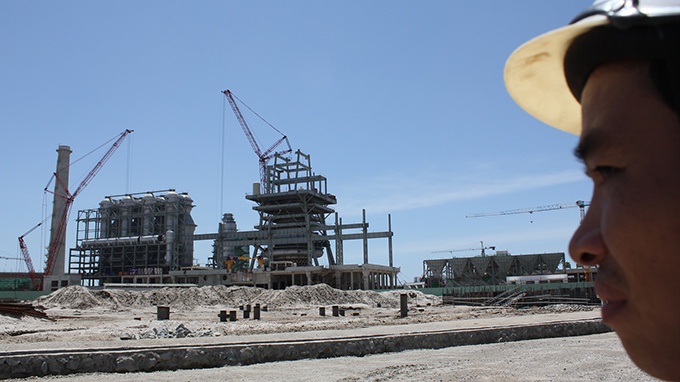 Lò gió nóng và lò cao đang được tích cực lắp đặt. Riêng lò cao số 1 này đã hoàn thành 71,5%, dự kiến đi vào sản xuất cho ra các sản phẩm thép vào cuối tháng 5-2015. Ảnh: Đình Dân.