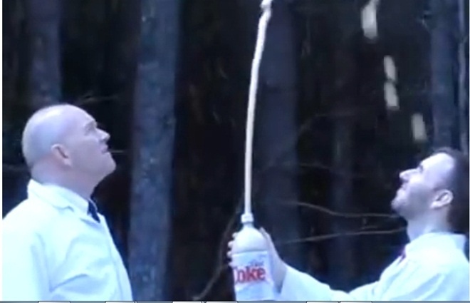 Video ve phan ung giua keo Mentos va Coca-Cola hinh anh