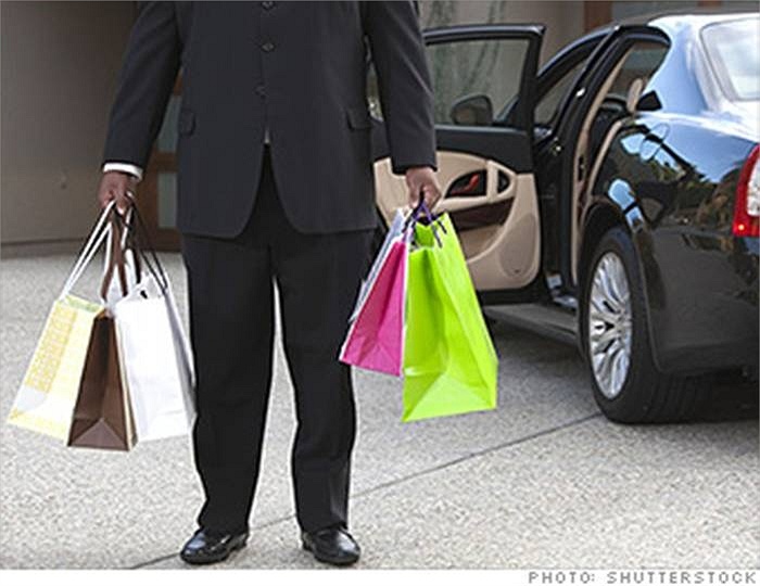 Nhưng tìm được một người hiểu việc và trung thành không phải dễ. Người giàu cần một luật sư, một kế toán, ít nhất là một quản gia, người giúp việc, đầu bếp lái xe, người làm vườn, người trang trí, trợ lý cá nhân...