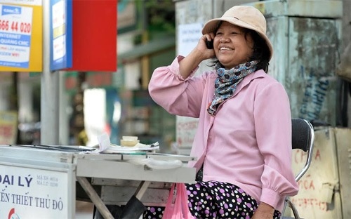 Bà bán vé số ven đường có thể được hưởng lợi từ giảm cước di động, nhưng khó kỳ vọng như vậy với giá xăng.