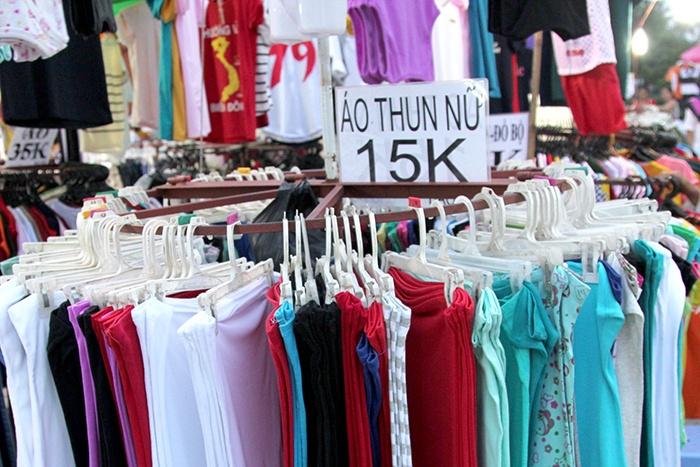 15.000 dong/chiec ao thun o cho troi sinh vien Sai Gon hinh anh